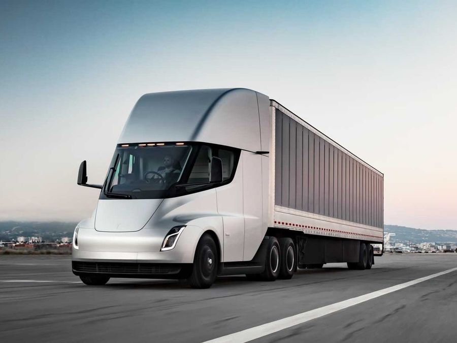 Tesla rinnoverà il Semi e nel 2026 arrivano Cybercab e Roadster