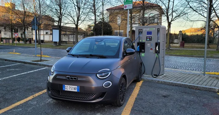 FIAT 500 elettrica, una nuova batteria nel 2027 per il rilancio