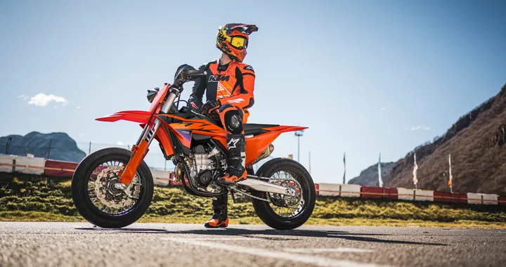 KTM 450 SMR 2026: per la supermotard meno rumore ma più controllo