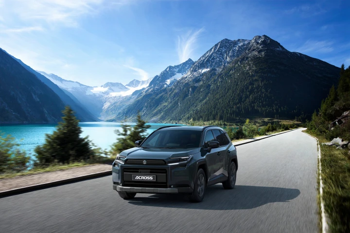 Nuova Suzuki Across Plug-in Hybrid debutta in Italia: prezzi a partire da 55.900 euro