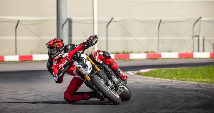 Nuova Ducati Hypermotard V2 2026, più leggera e potente: una vera arma da pieghe