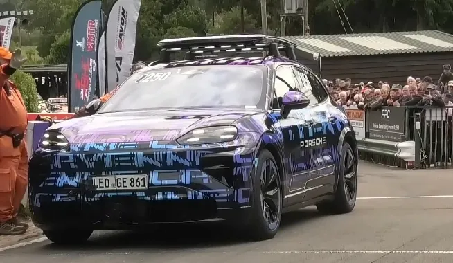 Porsche Cayenne elettrica: battuta la Bentley Bentayga W12 in una cronoscalata da record