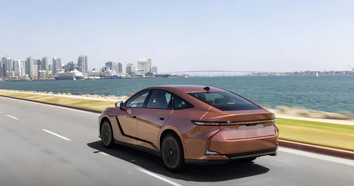 Lexus ES 2026: ora è elettrica e full hybrid di sesta generazione