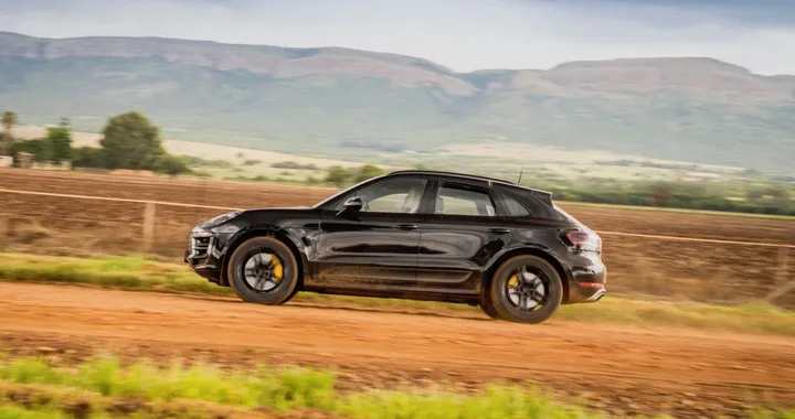 Porsche Macan restyling: ultimi test in offroad prima del debutto