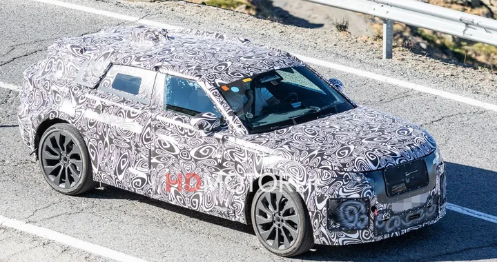 Range Rover Velar, il nuovo SUV elettrico è stato spiato su strada. Immagini