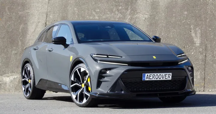 Sembra una Ferrari Purosangue ma è una Toyota Crown Sport