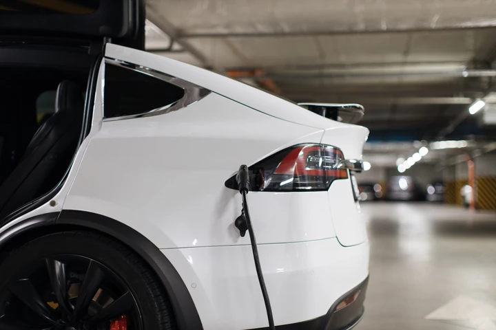 Trump revoca gli incentivi alla produzione di auto elettriche