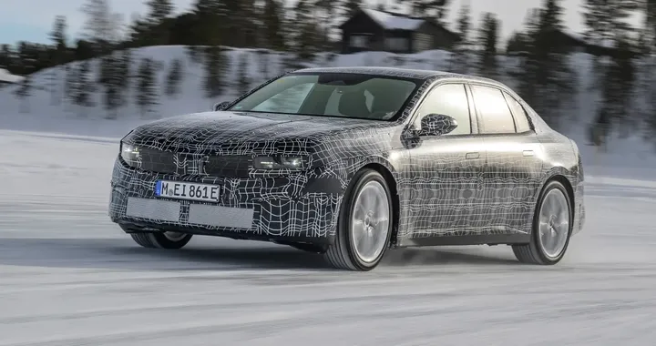La nuova BMW Serie 3 elettrica si svela un po' di più. Le foto ufficiali