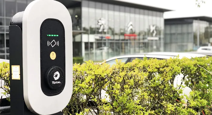 Gruppo PSA: punti di ricarica per le auto elettriche in tutte le sue sedi