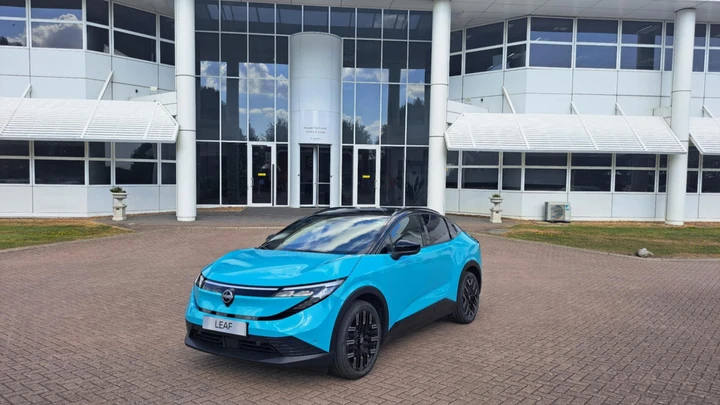 Da Nissan l’innovativa ricarica che integra AI e pannelli solari sul veicolo