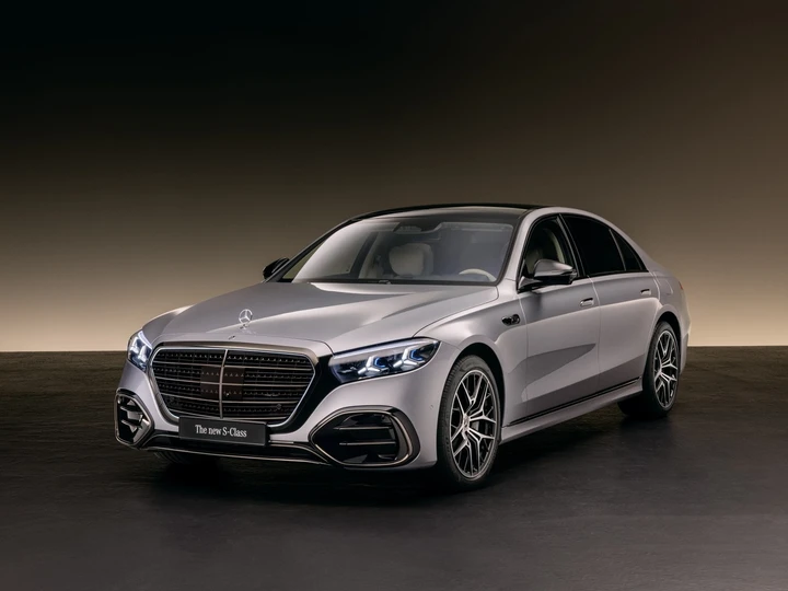 Perché il logo Mercedes si accende all'estero e resta (spesso) spento in Italia