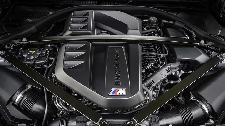 BMW non tradisce le sue origini: salvi i mitici 6 cilindri delle M