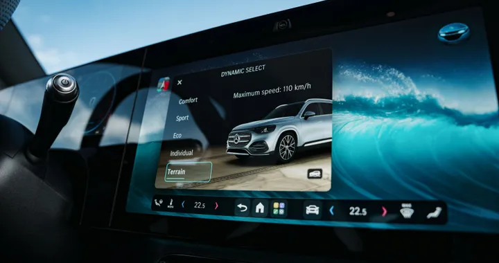 Nuova Mercedes GLB 2026, interni e bagagliaio del SUV elettrico