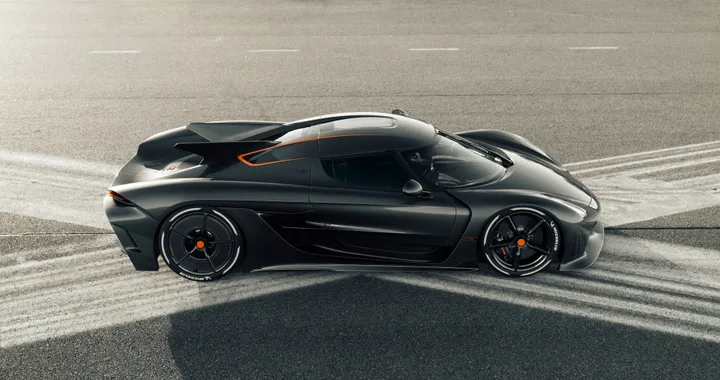 Koenigsegg Jesko a fuoco, occupanti illesi. L'azienda: per adesso non guidatela