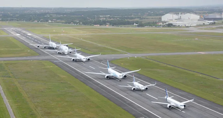 Airbus, la parata per i 50 anni con A380 e Beluga XL è spettacolare