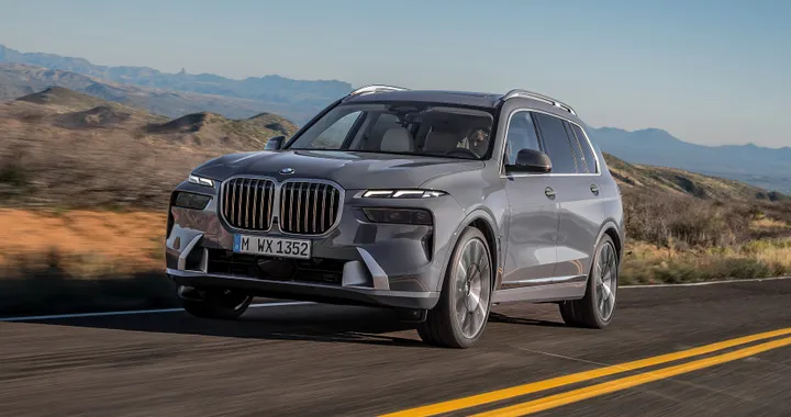 BMW X7, con il restyling arrivano novità di design e motori