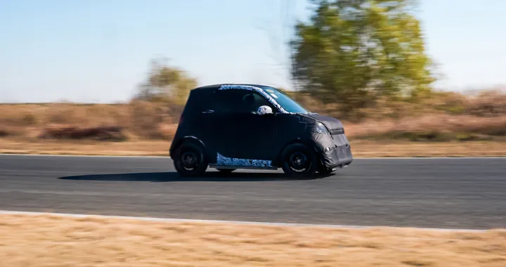 Nuova Smart #2, l'erede della ForTwo ha iniziato i test su strada: prime foto ufficiali