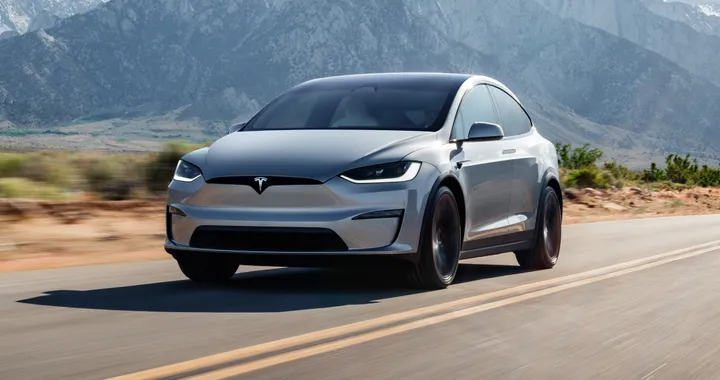 Tesla, la casa automobilistica di Elon Musk fa il pieno di crediti Green nel 2023
