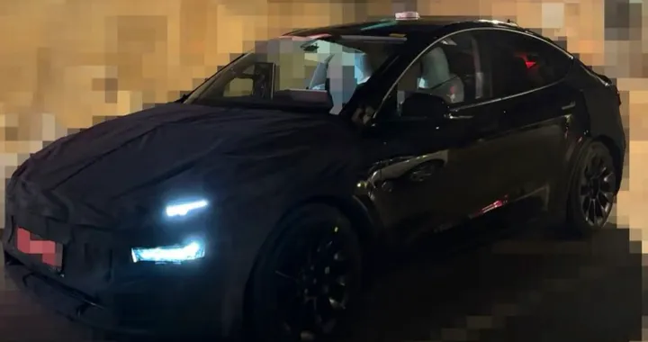 Tesla Model Y Juniper, nuove foto spia. Ci saranno i fari sdoppiati?