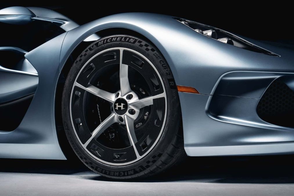 Anteprima: Potente, analogica e senza schermi: ecco la nuova Hennessey Blackbird