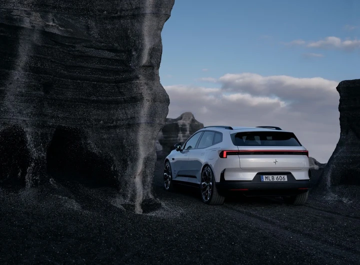 Polestar 4 SUV, 1.665 litri di bagagliaio e 630 km di autonomia: parte da 55.900 euro