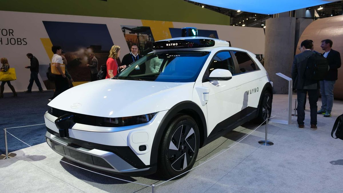 Copertina: Guida autonoma: i robotaxi Waymo fanno davvero meno incidenti degli umani?