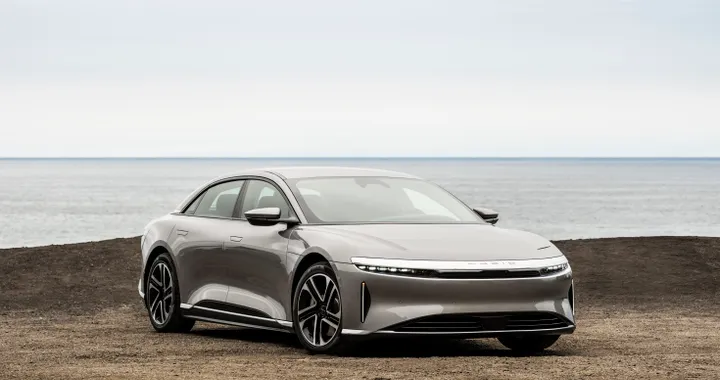 La nuova gamma Lucid Air si aggiorna e diventa compatibile con le colonnine Tesla Supercharger