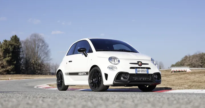 Abarth 595 e 695, si rinnova la gamma delle piccole sportive