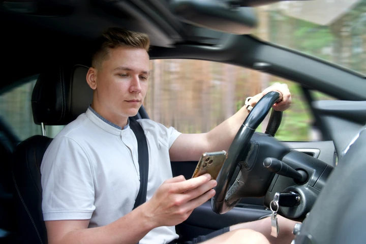 Gli spaventosi dati dei giovani al volante: quando un like vale più della vita