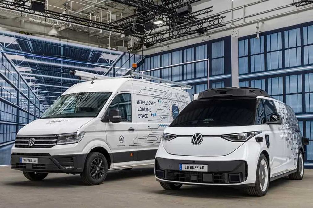 Volkswagen mostra un veicolo autonomo con tecnologia avanzata e sistema di trasporto merci, in un contesto di innovazione e mobilità futura