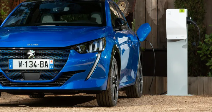 Peugeot e-208 ed e-2008 si possono ordinare con il caricatore da 11 kW