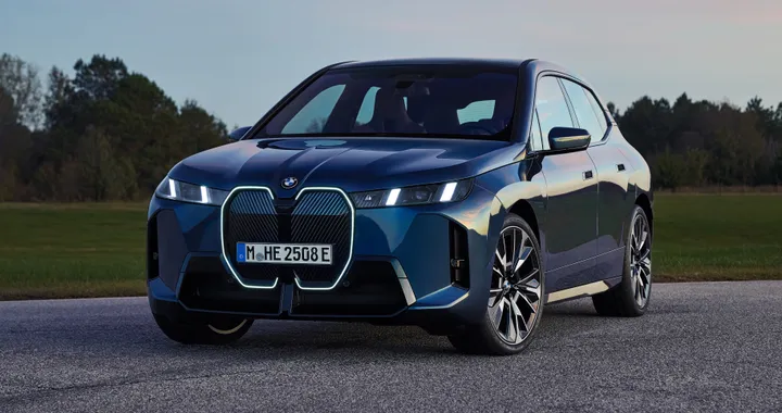 BMW iX 2025, con il restyling più potenza e può percorrere fino a 700 km