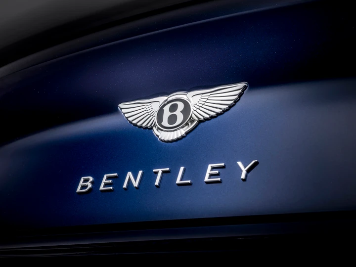 Bentley, il nuovo SUV elettrico continua i test su strada | Foto spia