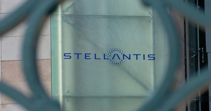 Stellantis non rinuncia al pool con Tesla: acquisterà crediti CO2 nel 2025