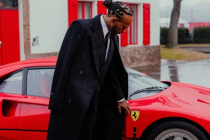 Lewis Hamilton si presenta a un raduno in Giappone con una Ferrari leggendaria