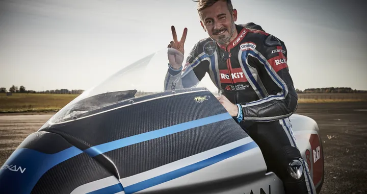 Max Biaggi, 11 record del mondo in sella alla moto elettrica Voxan Wattmann
