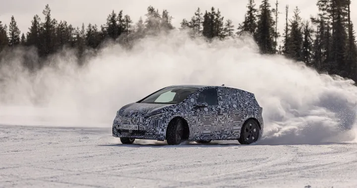 Cupra Born, ultimi test sulla neve per l'elettrica prima del debutto a maggio