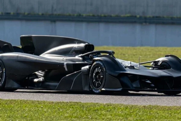 Aston Martin, paparazzata una hypercar monoposto in stile Batmobile