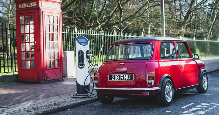 Un nuovo kit trasforma la classica MINI in un'auto elettrica