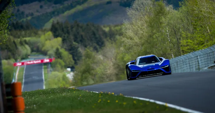 NIO EP9, la supercar elettrica nel verde di Goodwood