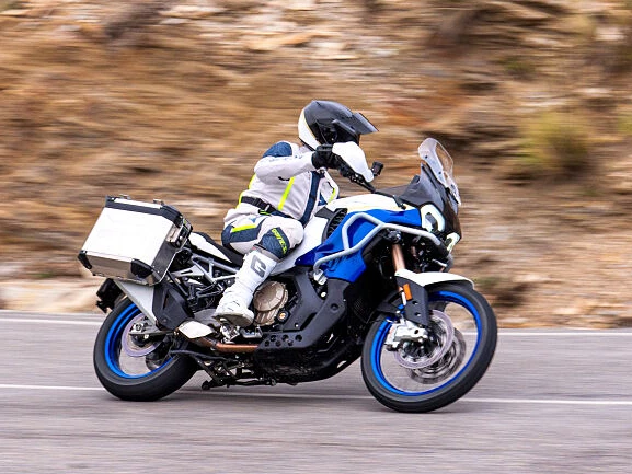 MV Agusta Enduro Veloce: arrivano più accessori e cinque anni di garanzia