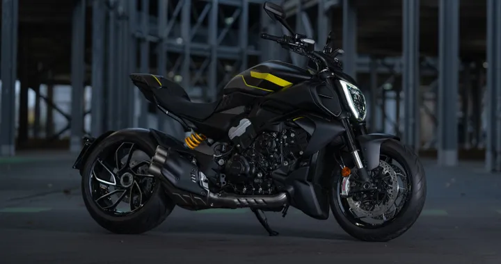 Ducati Diavel V4, per il 2025 arriva la livrea Black Roadster