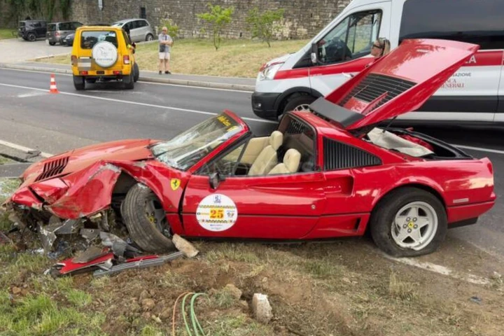 Brutto incidente al Bergamo Historic Gran Prix: Ferrari si schianta contro un albero