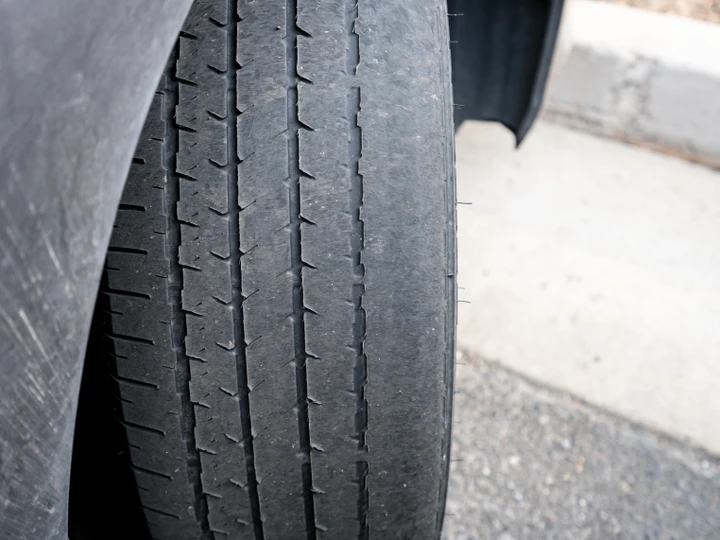 Battistrada consumato? Con pochi euro puoi sapere l’usura della gomma prima di metterti alla guida