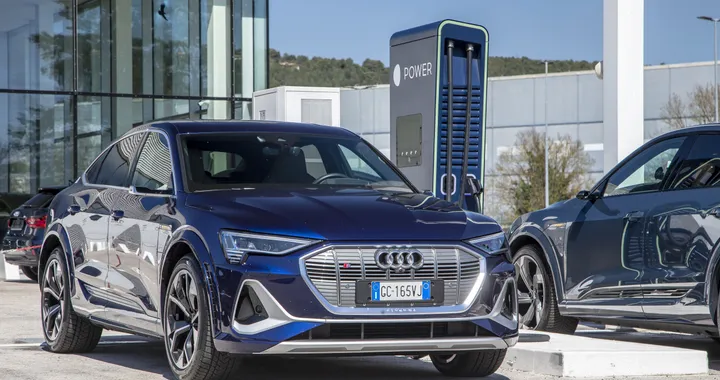 Audi porta le colonnine HPC nelle sue concessionarie
