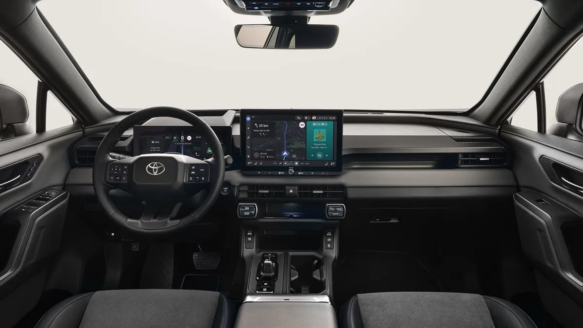 Nuova Toyota RAV4, gli interni della sesta generazione del SUV