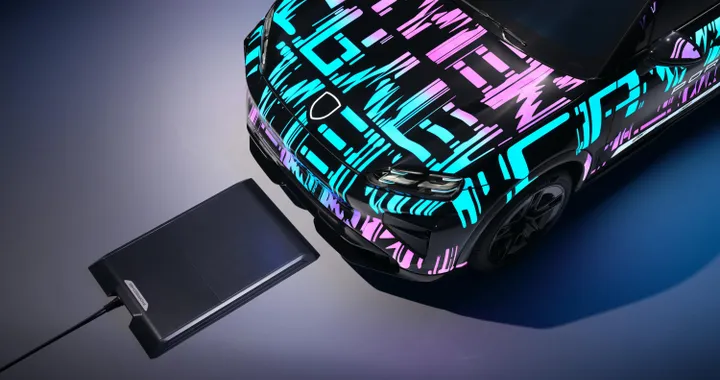 Addio cavi, la nuova Porsche Cayenne elettrica si ricarica anche senza fili come gli smartphone