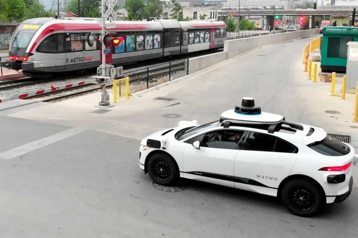 Taxi a guida autonoma, clienti fuori controllo: scoppia il caso in America