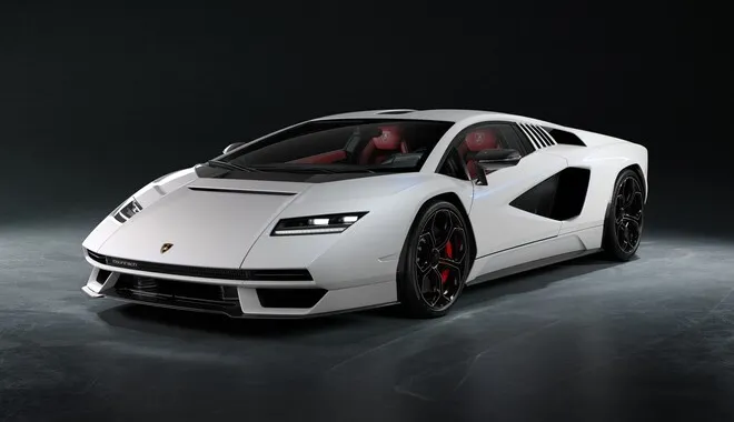 Lamborghini svela su Twitter il possibile restauro della Countach. O sarà Miura?