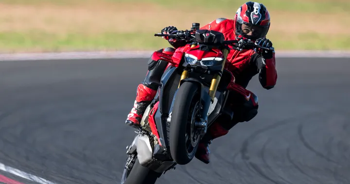 Ducati Streetfighter V4 2025: 214 CV e più simile alla Panigale
